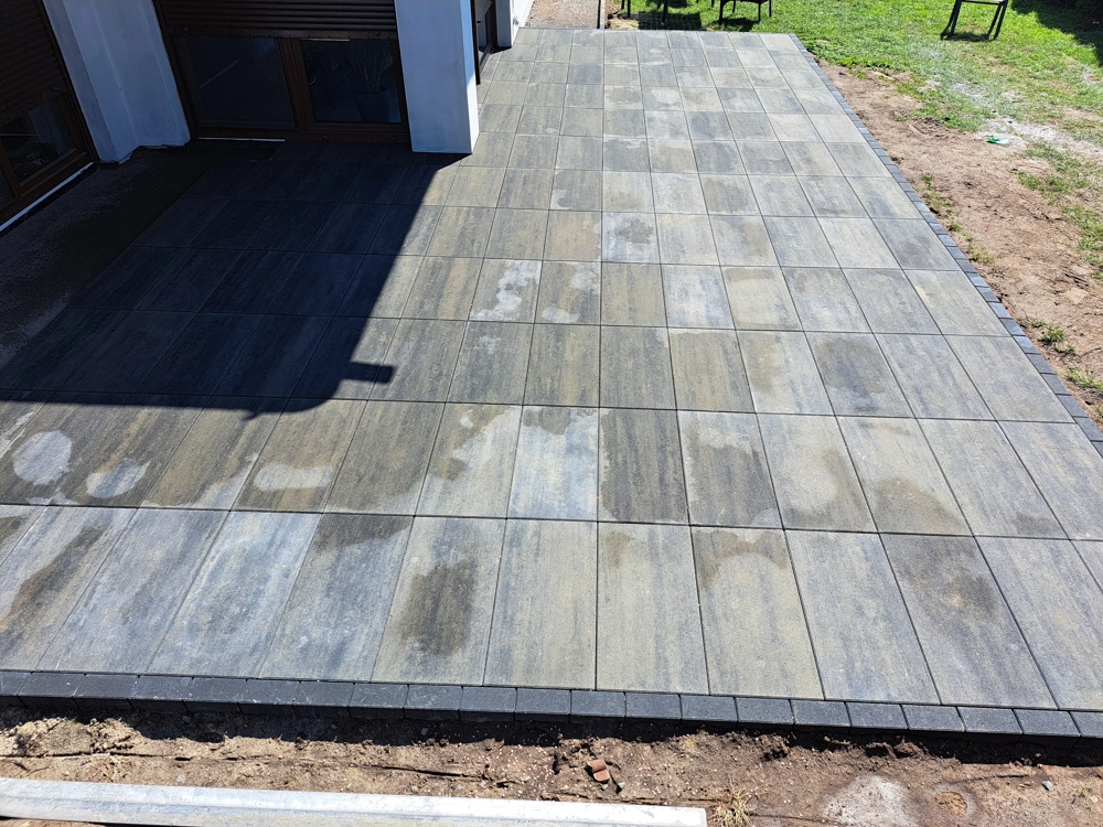 Układanie płyt tarasowych betonowych – równa nawierzchnia tarasu przy domu