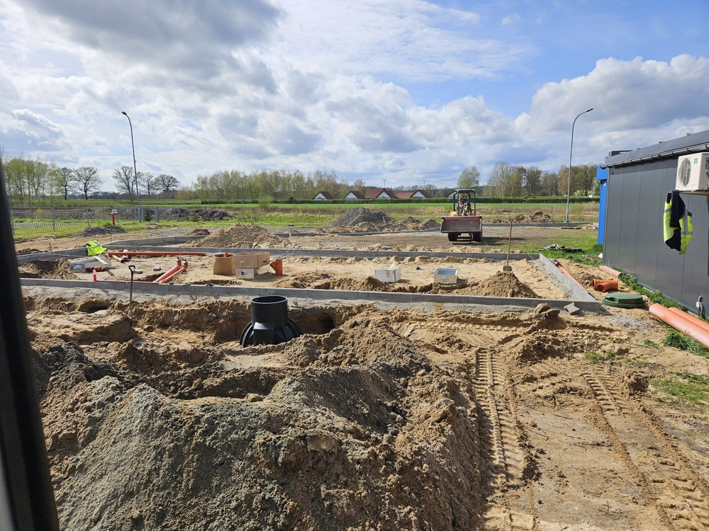 Studnie osadzona w wykopie piaskowym na terenie budowy