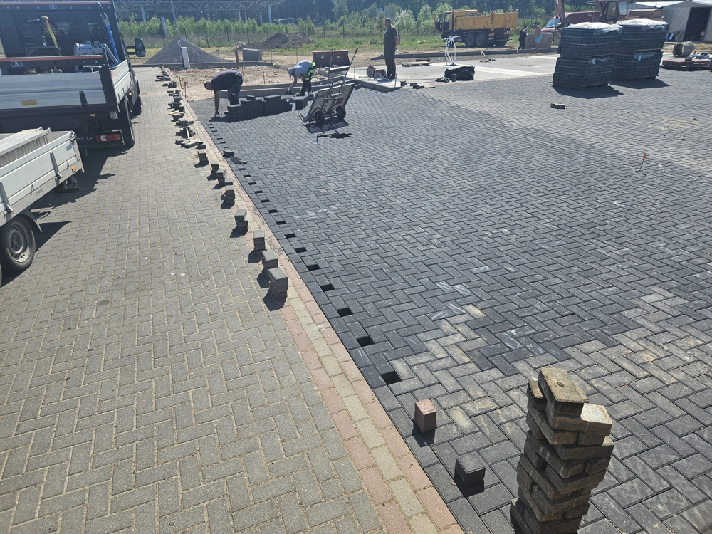 koszt układania kostki brukowej