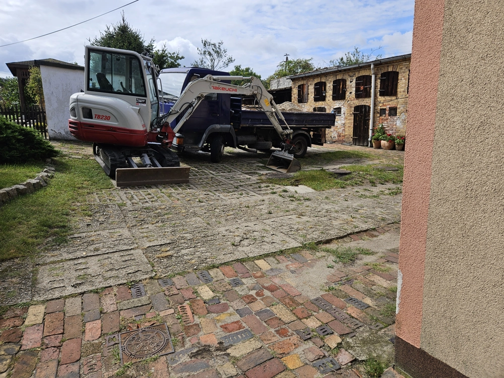 Usługi minikoparką na utwardzonym terenie z kostki brukowej