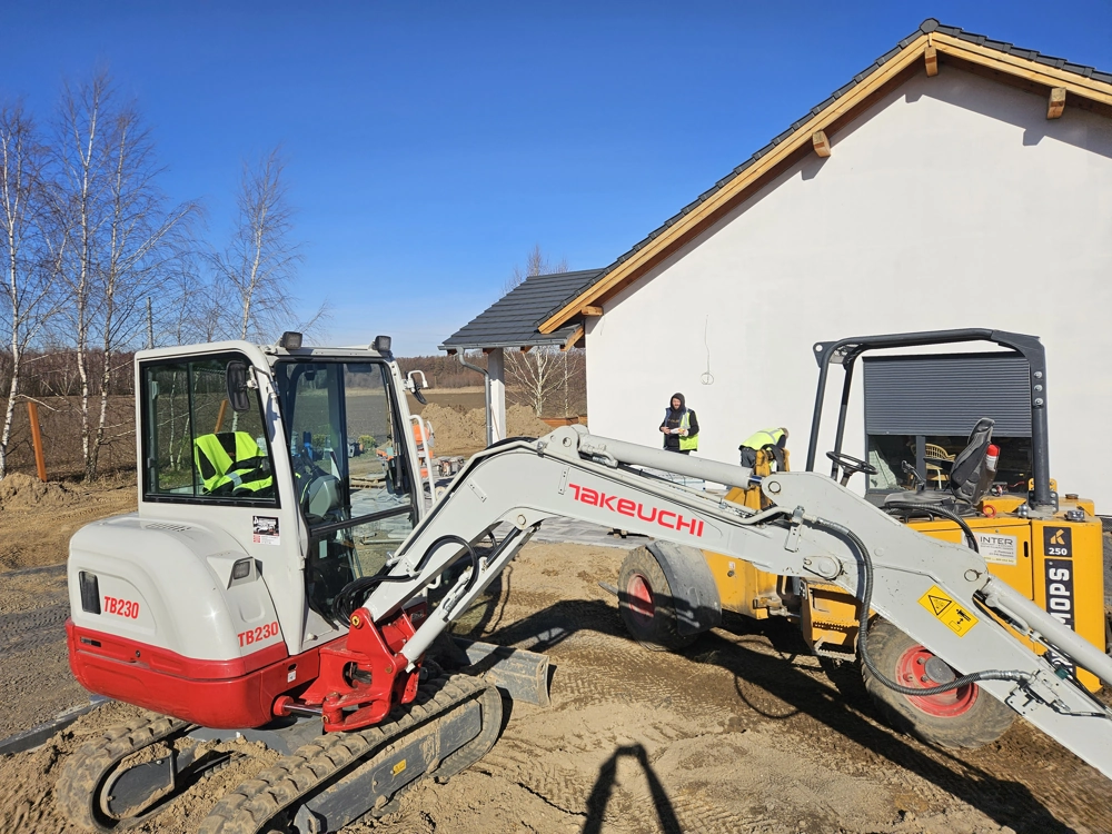 Usługi minikoparką: niwelacja terenu przy budynku mieszkalnym