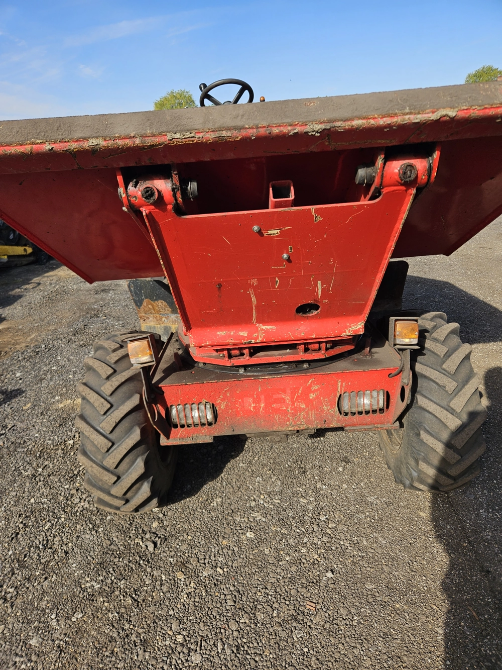 Czerwone wozidło budowlane na podłożu z kruszywa