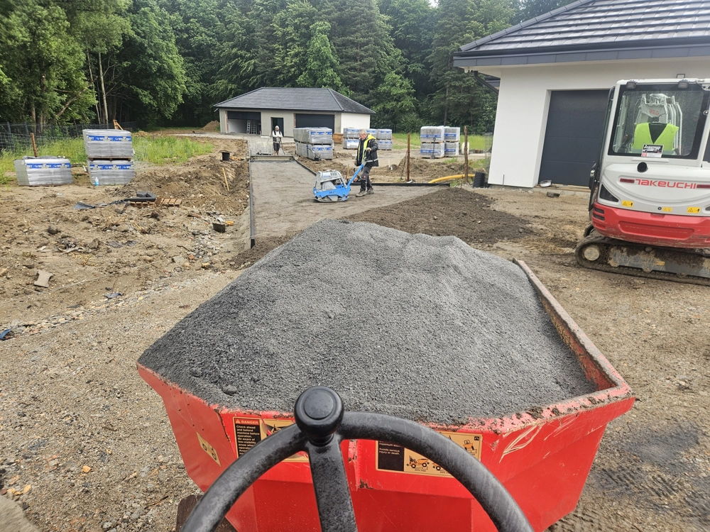 Wozidło budowlane wypełnione kruszywem na placu budowy podczas niwelacji terenu