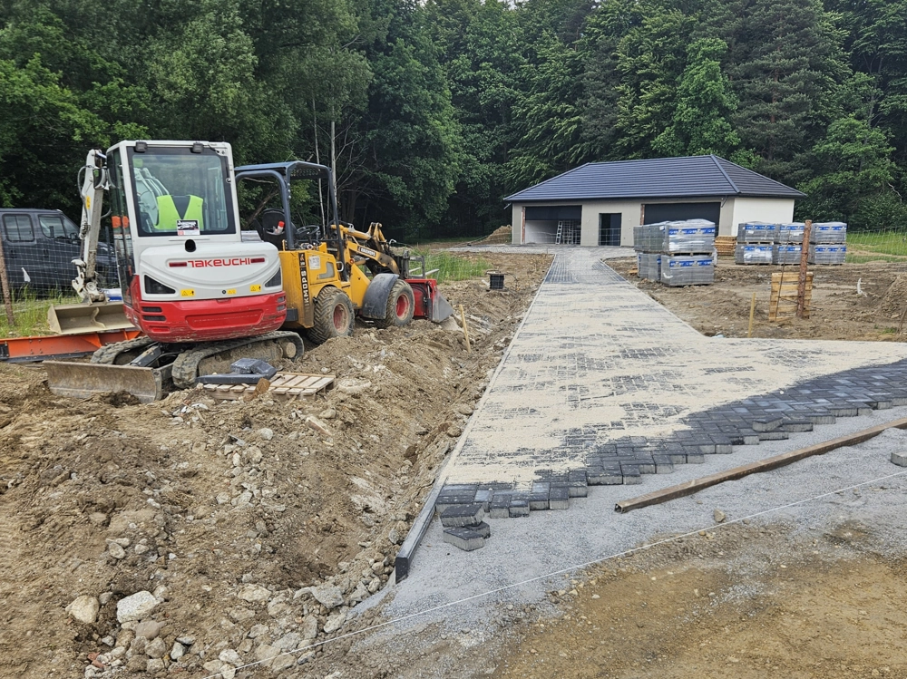 Układanie kostki brukowej z minikoparką i ładowarką kołową przy powstawaniu dojazdu do garażu