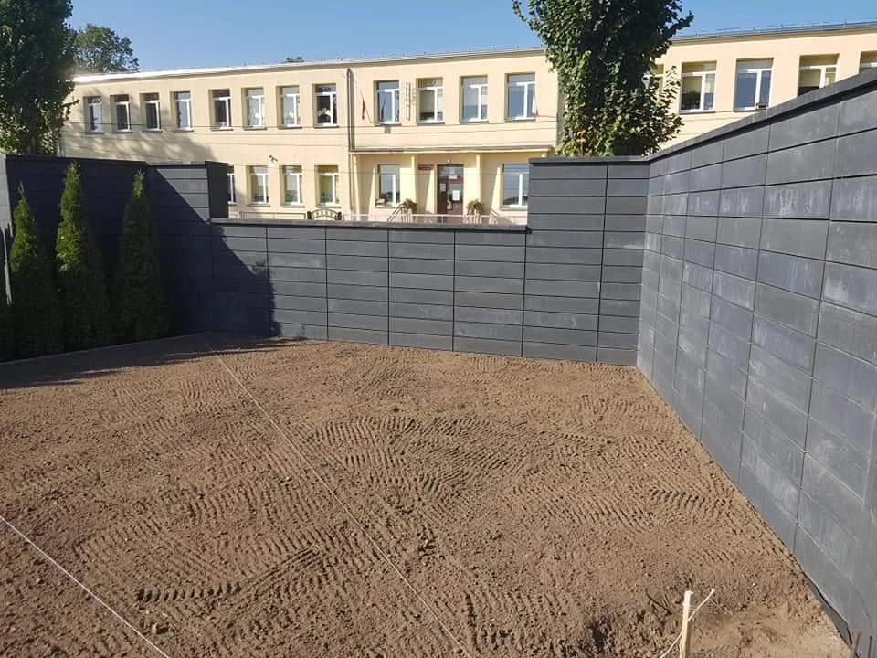 Niwelacja terenu z wyrównanym i zagęszczonym gruntem oraz wyznaczonymi sznurkami pod układanie kostki brukowej