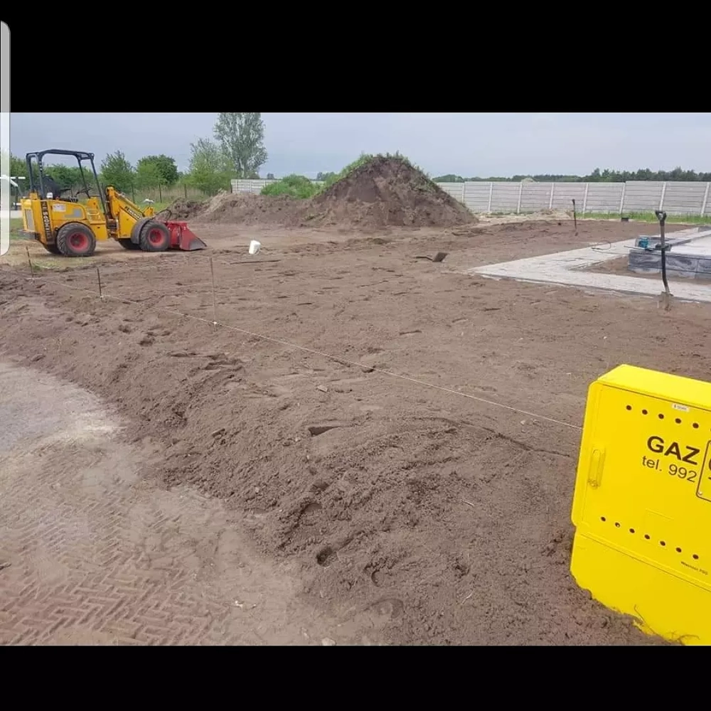 Niwelacja terenu z użyciem ładowarki kołowej na wyrównanym placu budowy