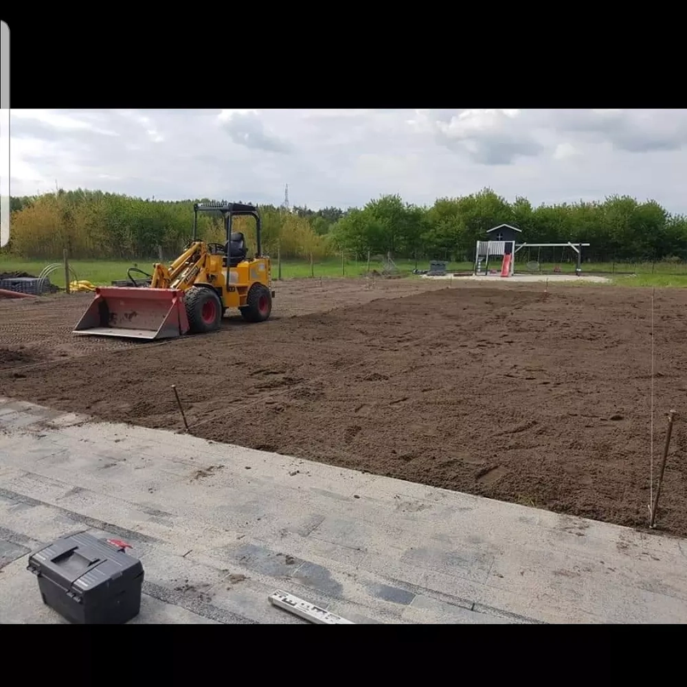 Niwelacja terenu ładowarką kołową na wyrównanym gruncie pod przyszłe prace brukarskie