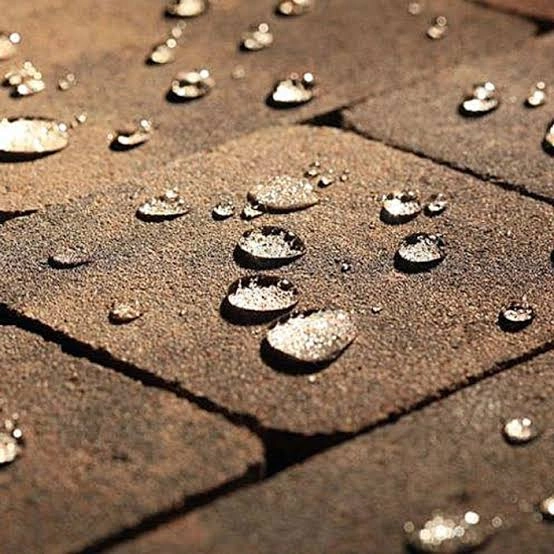Krople wody na zaimpregnowanej kostce brukowej w ramach impregnacji kostki brukowej