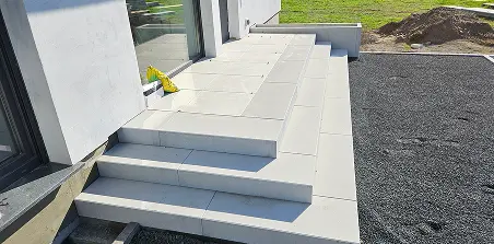 Schody betonowe z dużych płyt betonowych przed wejściem do domu
