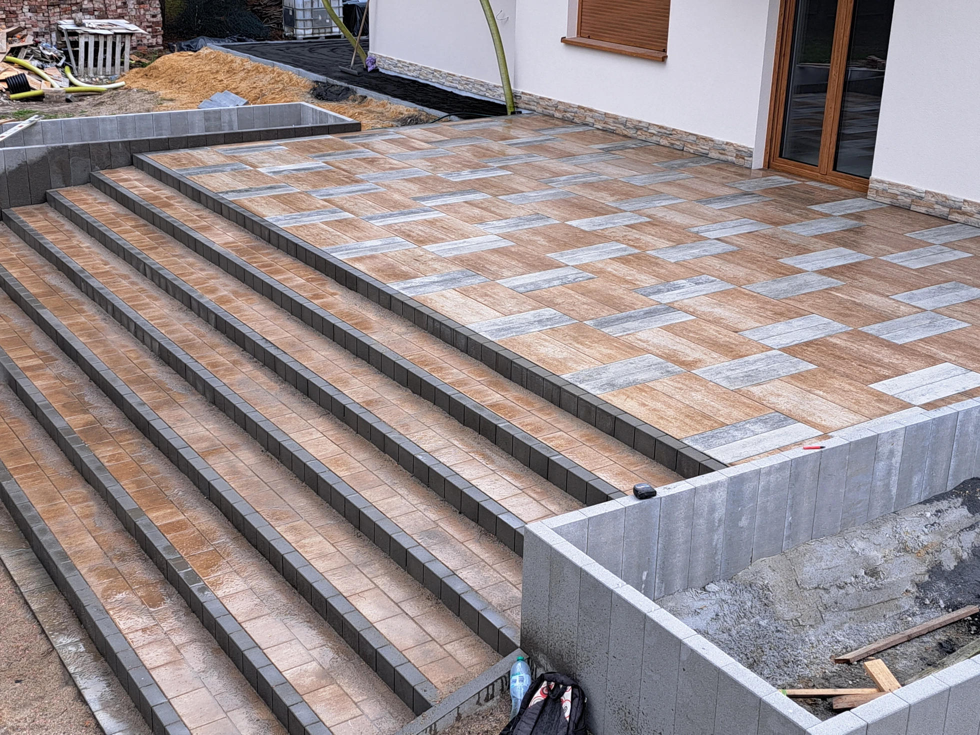 Schody z kostki brukowej na tarasie przed domem