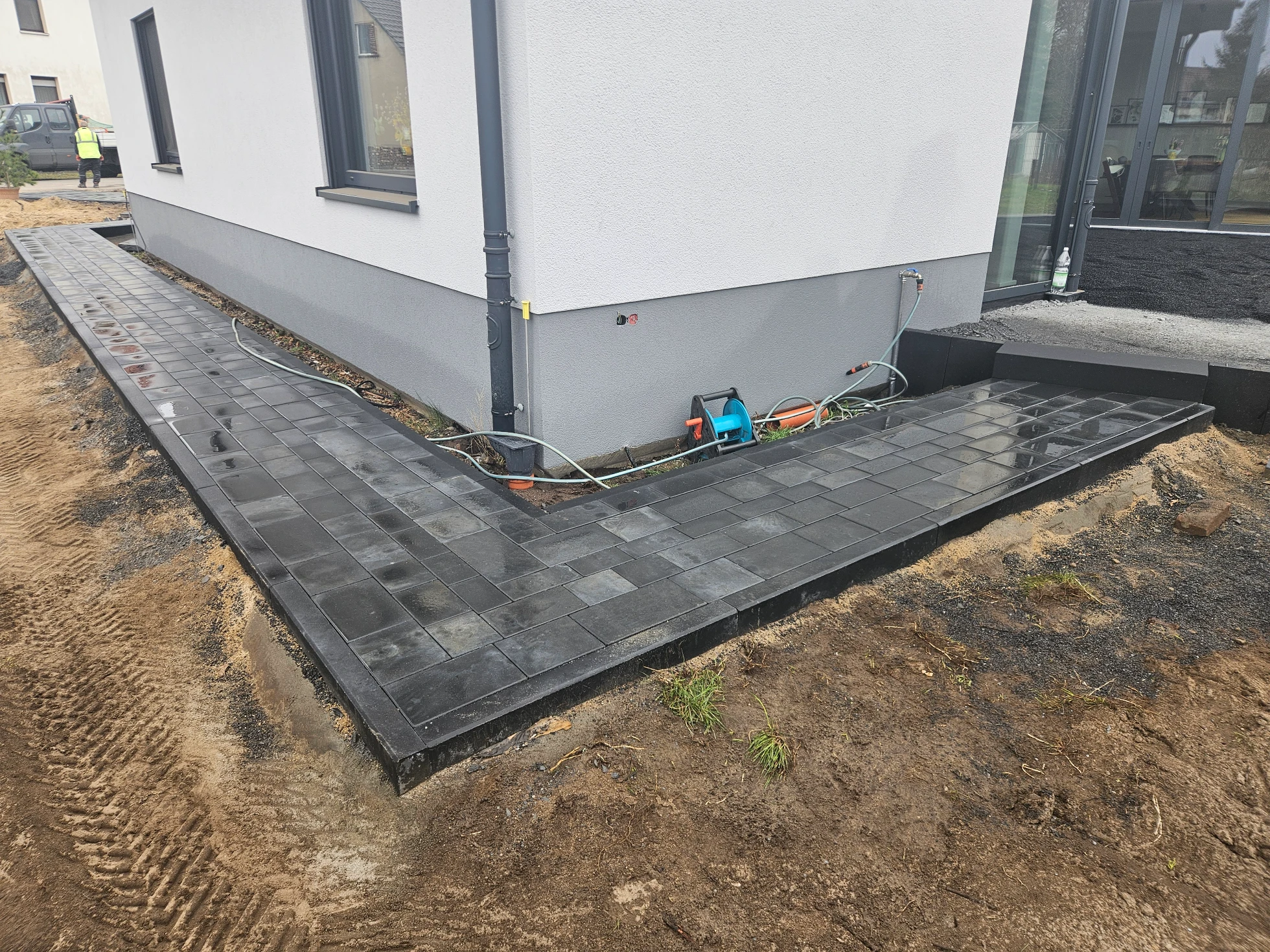 opaska wokół domu z kostki